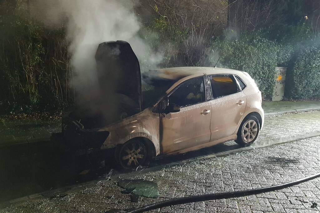 Auto verwoest door brand, politie doet onderzoek