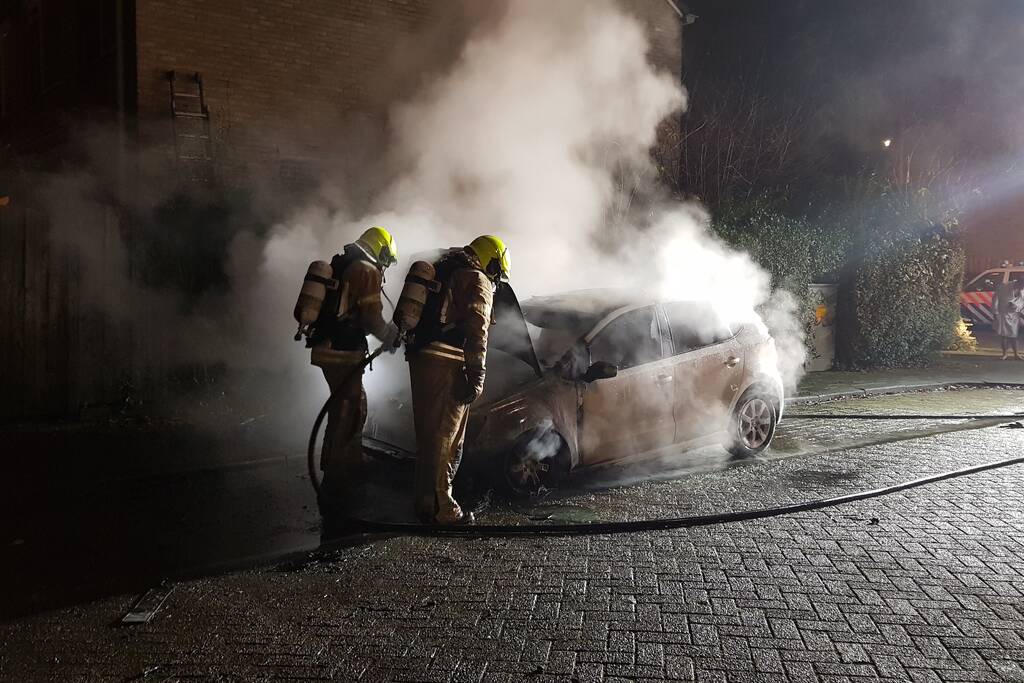 Auto verwoest door brand, politie doet onderzoek