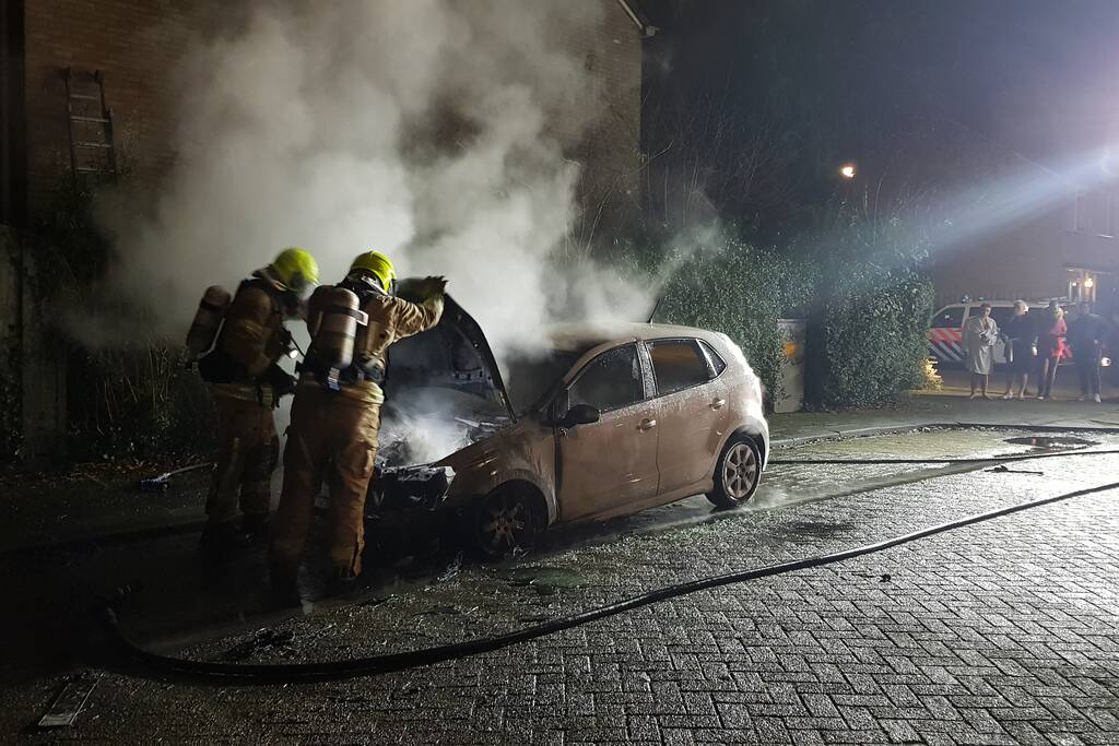 Auto verwoest door brand, politie doet onderzoek