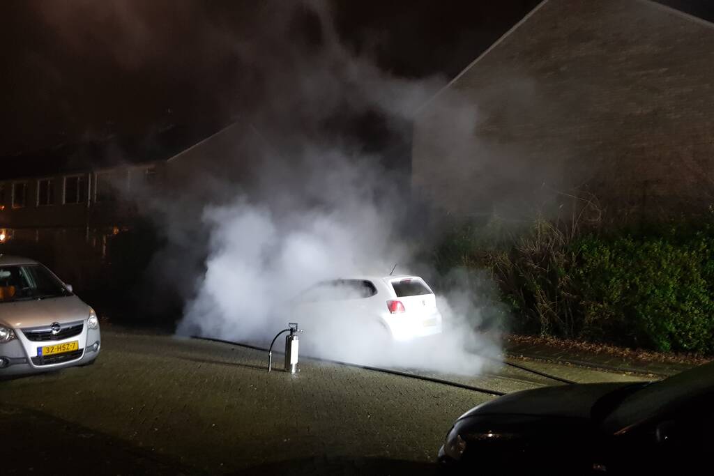 Auto verwoest door brand, politie doet onderzoek