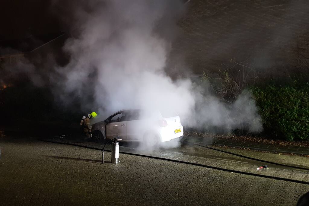 Auto verwoest door brand, politie doet onderzoek