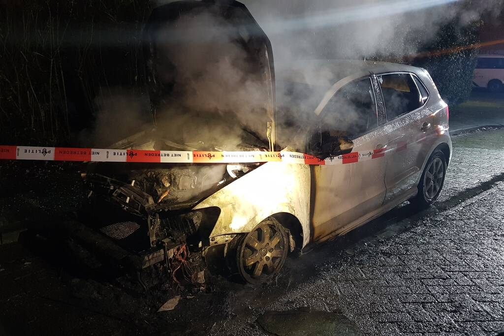 Auto verwoest door brand, politie doet onderzoek