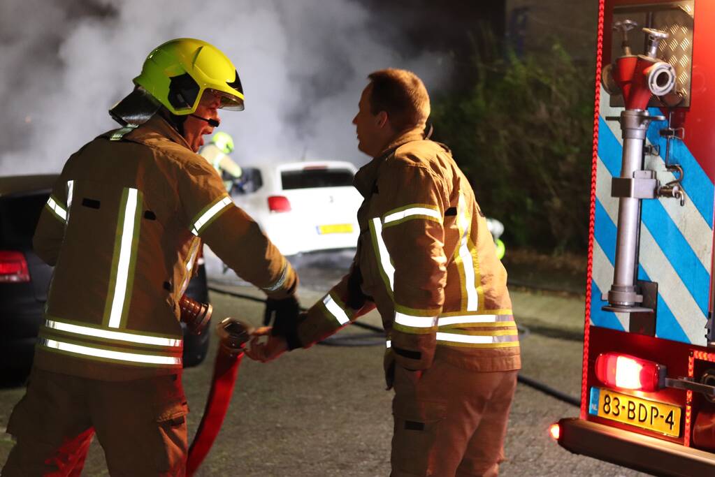 Auto verwoest door brand, politie doet onderzoek
