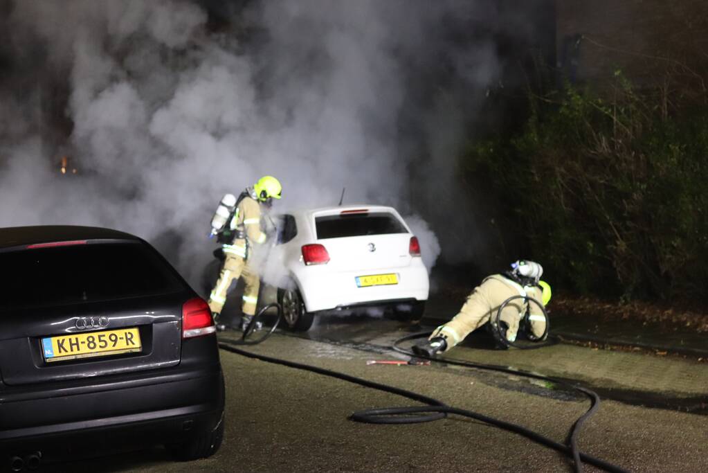 Auto verwoest door brand, politie doet onderzoek