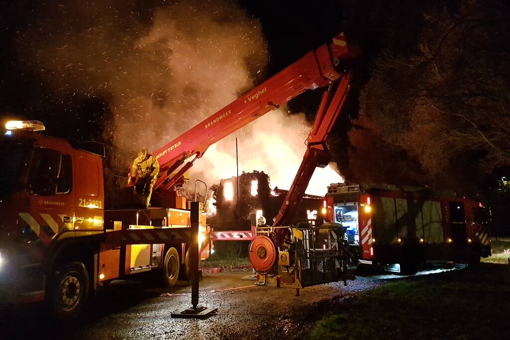 Leegstaande woning verwoest door brand