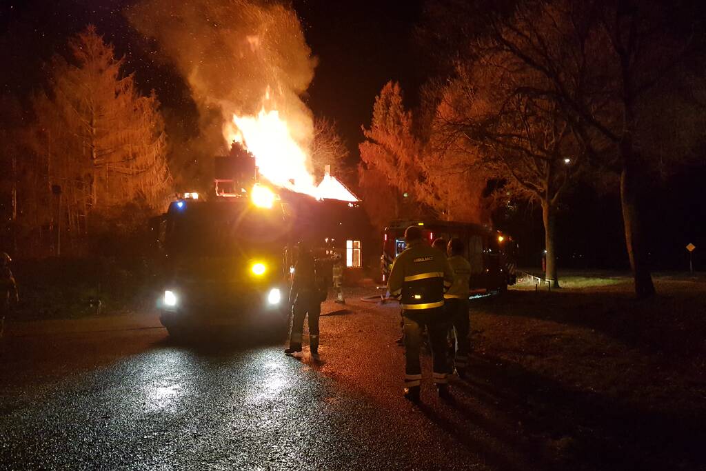 Leegstaande woning verwoest door brand