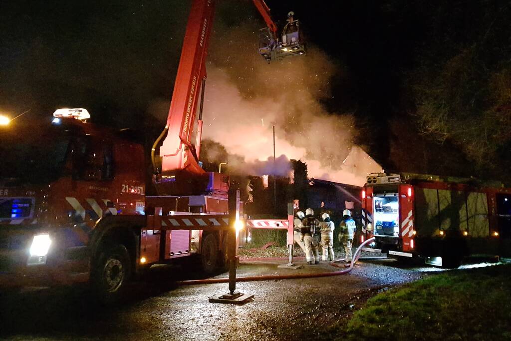 Leegstaande woning verwoest door brand