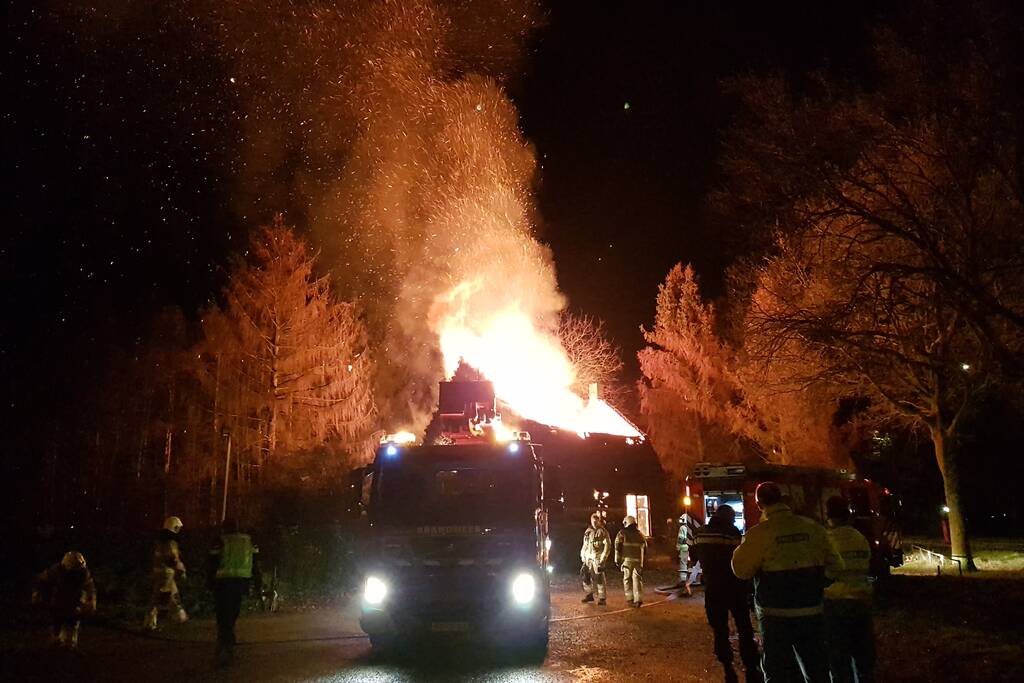 Leegstaande woning verwoest door brand
