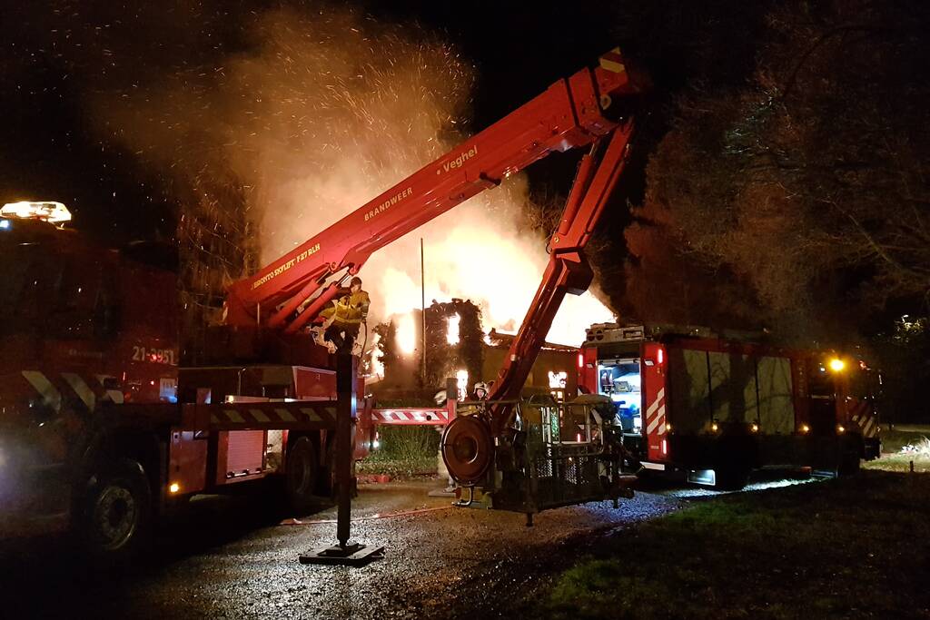 Leegstaande woning verwoest door brand