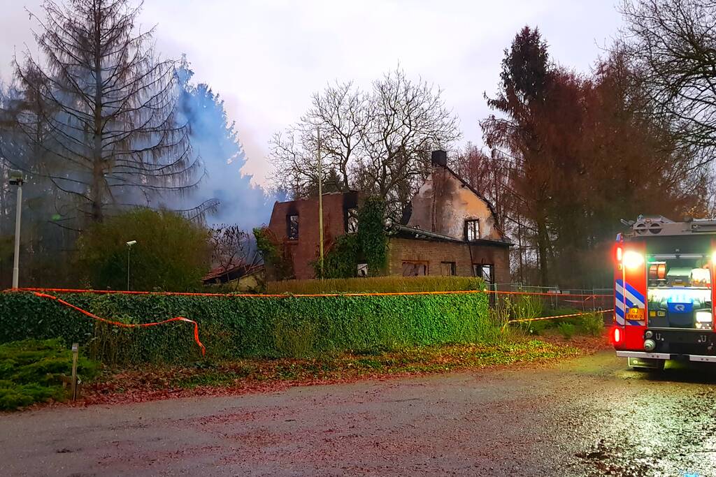 Leegstaande woning verwoest door brand