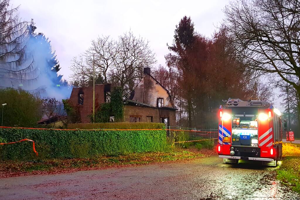 Leegstaande woning verwoest door brand