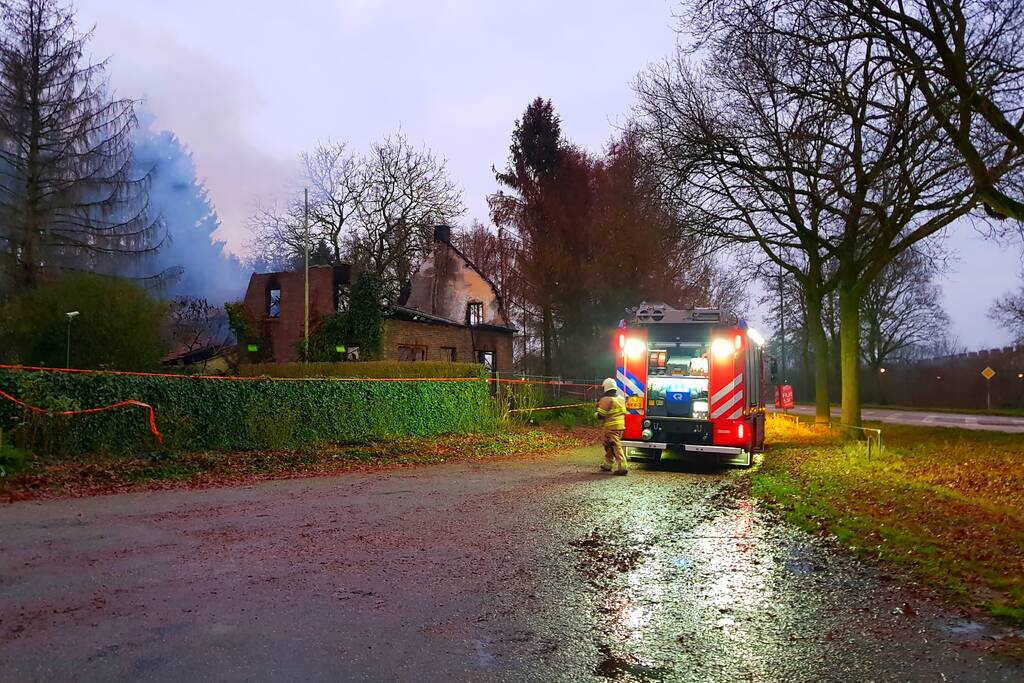 Leegstaande woning verwoest door brand