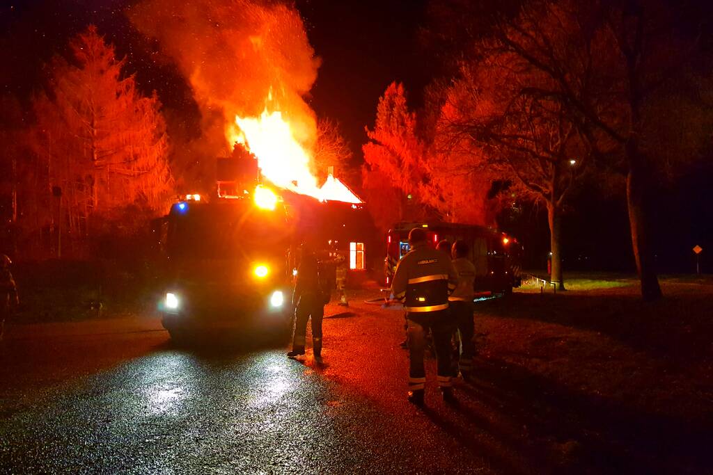 Leegstaande woning verwoest door brand