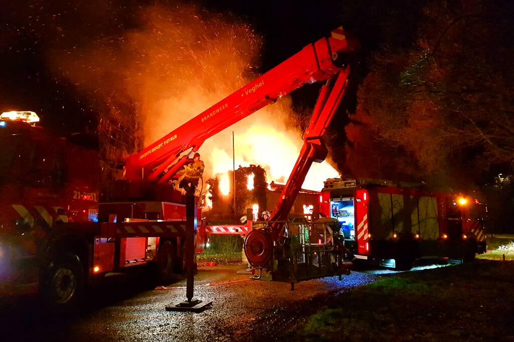 Leegstaande woning verwoest door brand