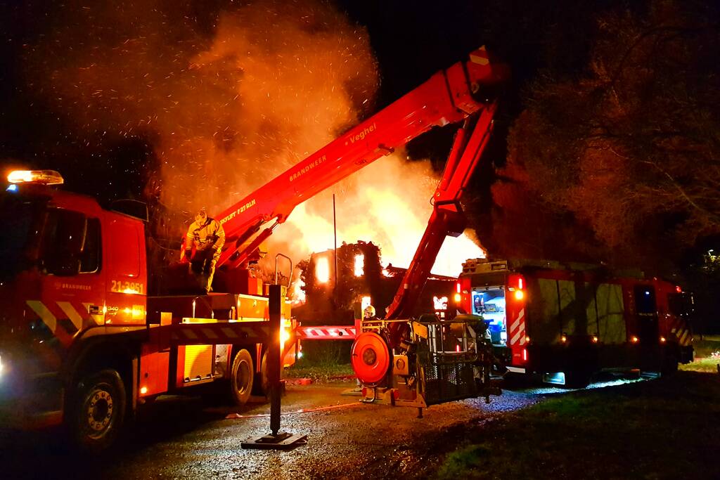 Leegstaande woning verwoest door brand