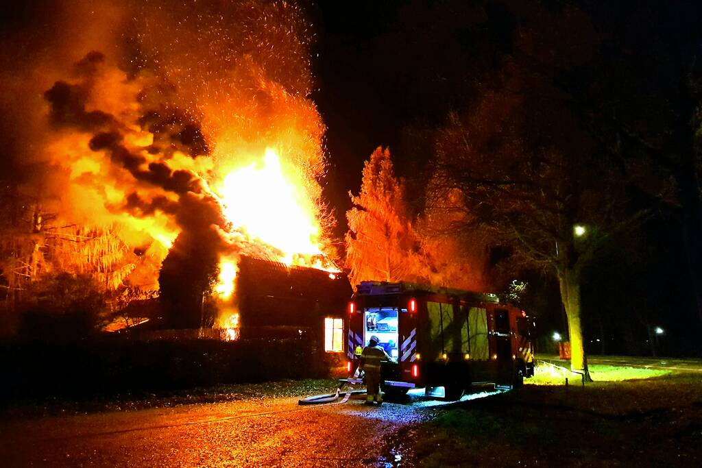 Leegstaande woning verwoest door brand