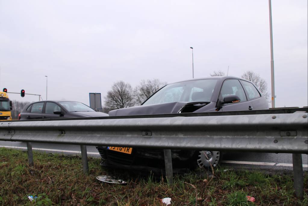 Auto knalt op vangrail in beruchte bocht