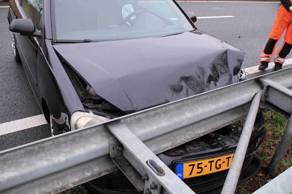Auto knalt op vangrail in beruchte bocht