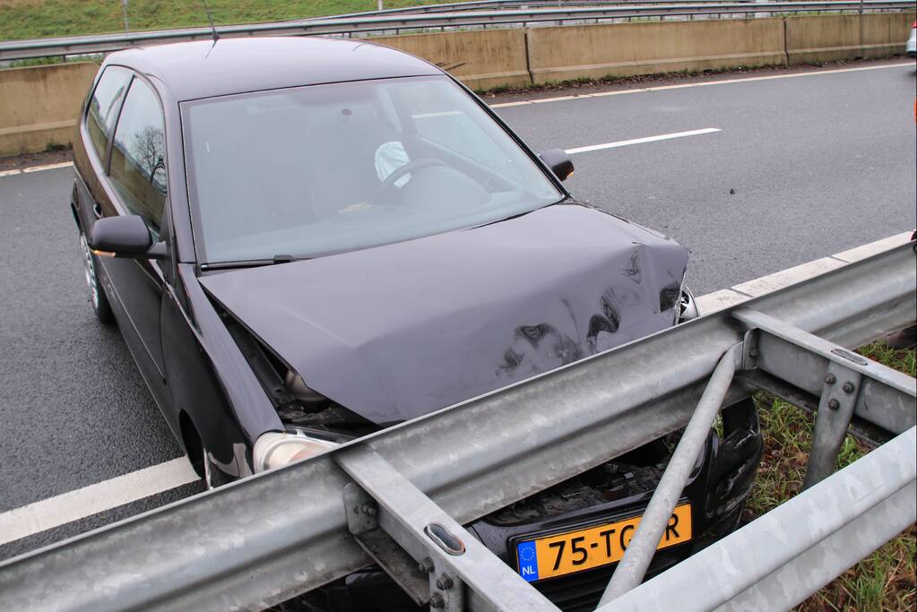 Auto knalt op vangrail in beruchte bocht