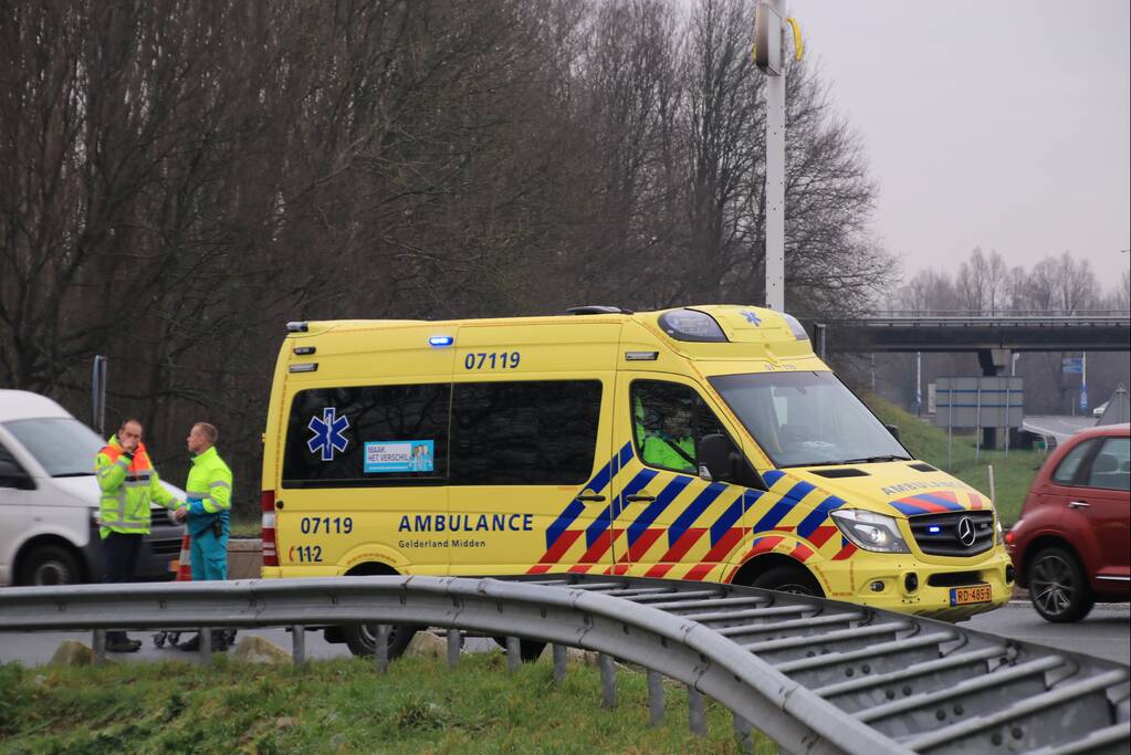 Auto knalt op vangrail in beruchte bocht