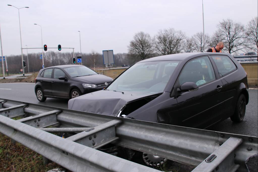 Auto knalt op vangrail in beruchte bocht