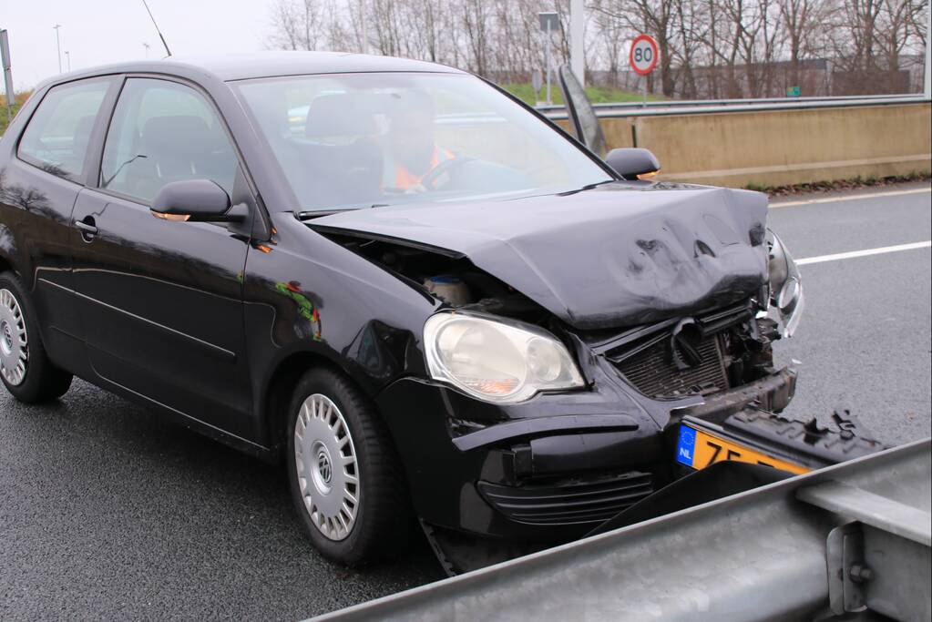 Auto knalt op vangrail in beruchte bocht