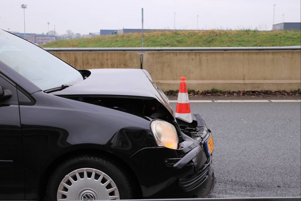 Auto knalt op vangrail in beruchte bocht
