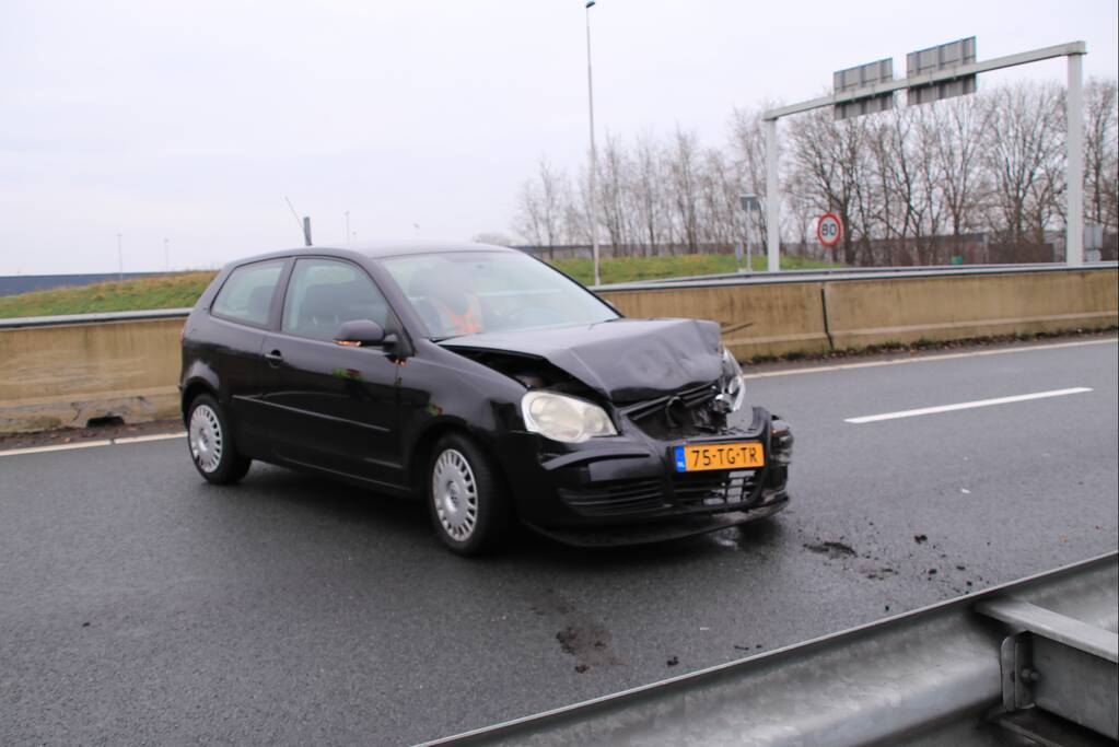 Auto knalt op vangrail in beruchte bocht