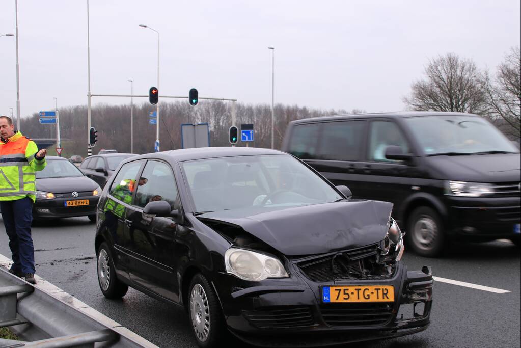 Auto knalt op vangrail in beruchte bocht