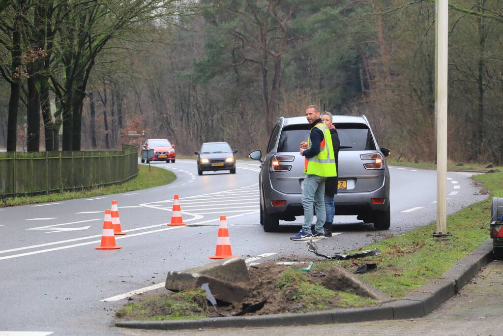 Auto gelanceerd na aanrijding met betonblok