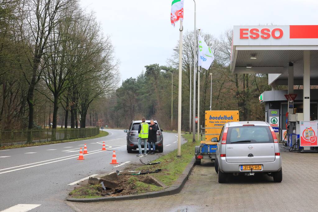 Auto gelanceerd na aanrijding met betonblok
