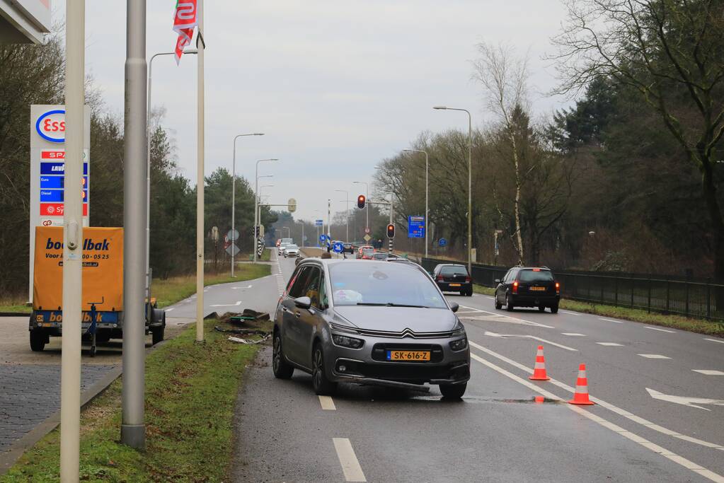 Auto gelanceerd na aanrijding met betonblok