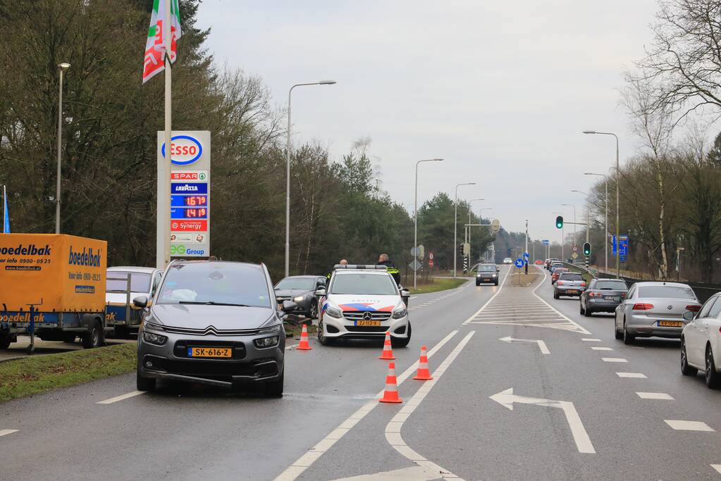 Auto gelanceerd na aanrijding met betonblok
