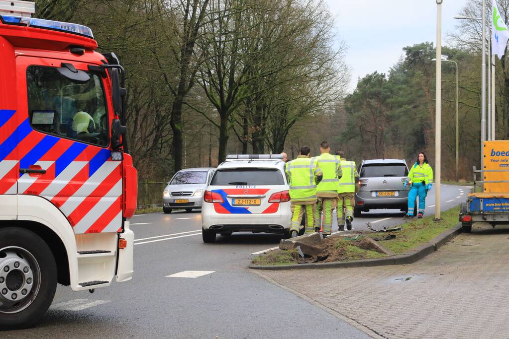 Auto gelanceerd na aanrijding met betonblok