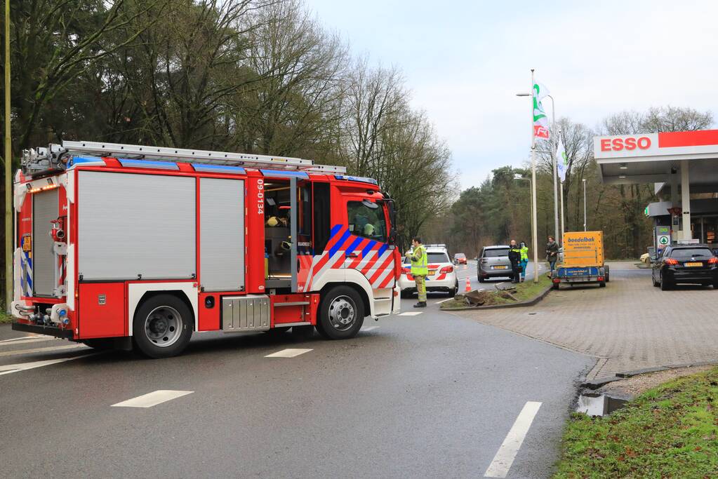 Auto gelanceerd na aanrijding met betonblok