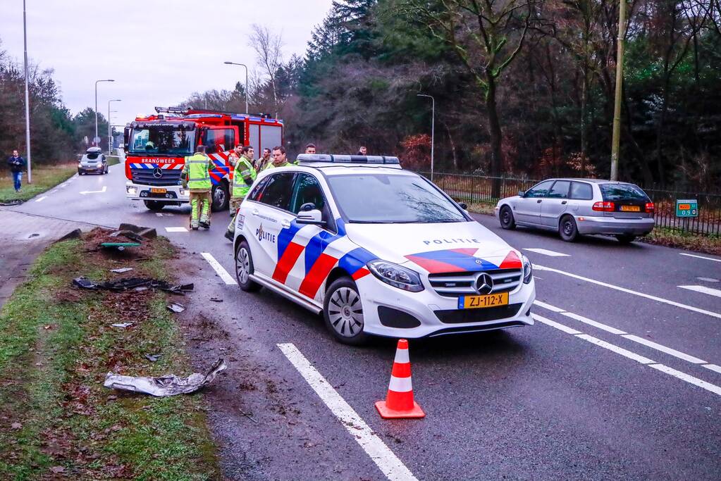 Auto gelanceerd na aanrijding met betonblok