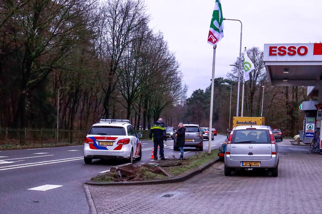 Auto gelanceerd na aanrijding met betonblok