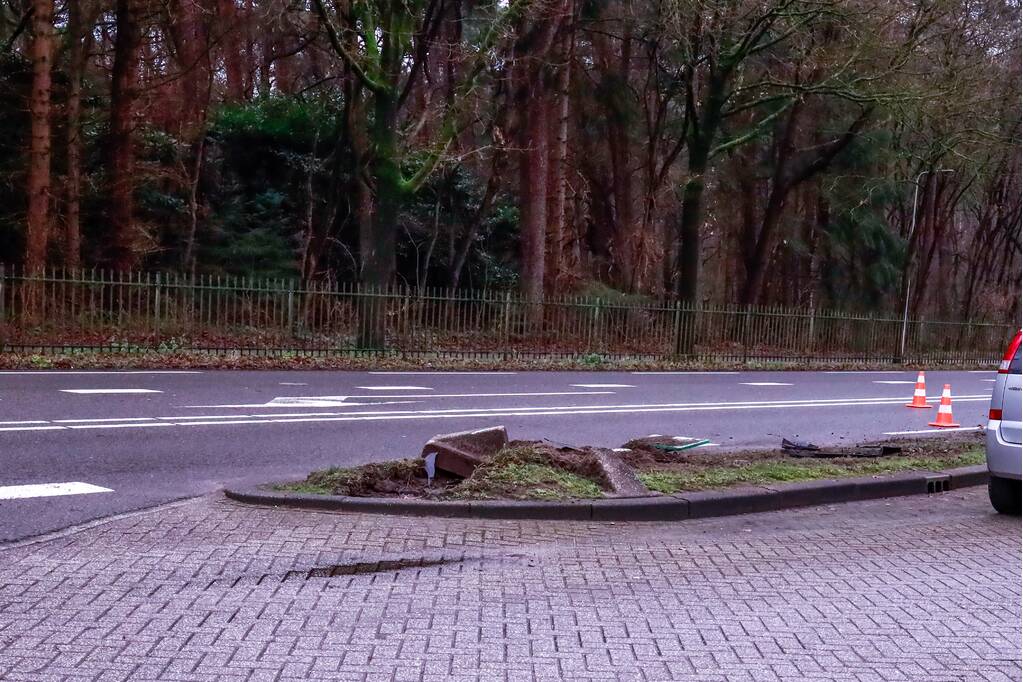 Auto gelanceerd na aanrijding met betonblok