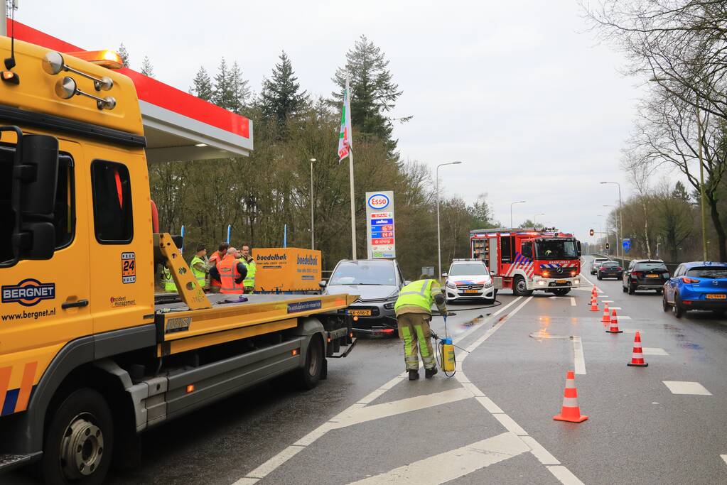 Auto gelanceerd na aanrijding met betonblok