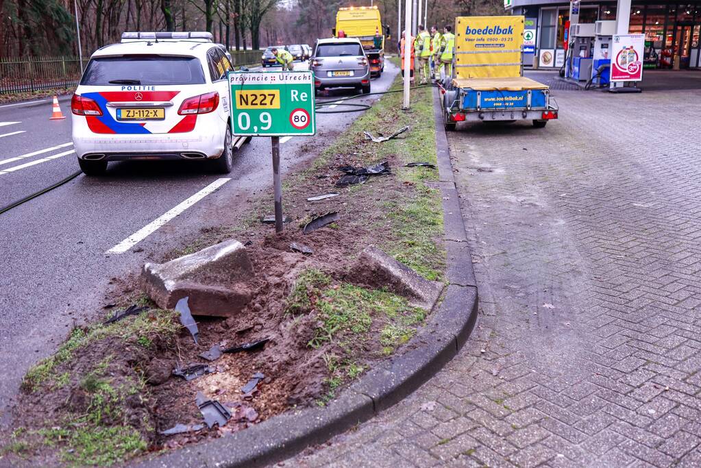 Auto gelanceerd na aanrijding met betonblok