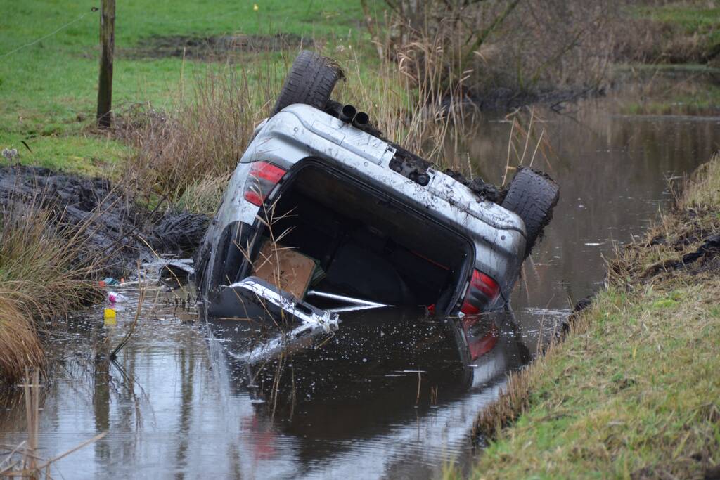 Auto belandt op de kop in een sloot na een uitwijkmanoeuvre