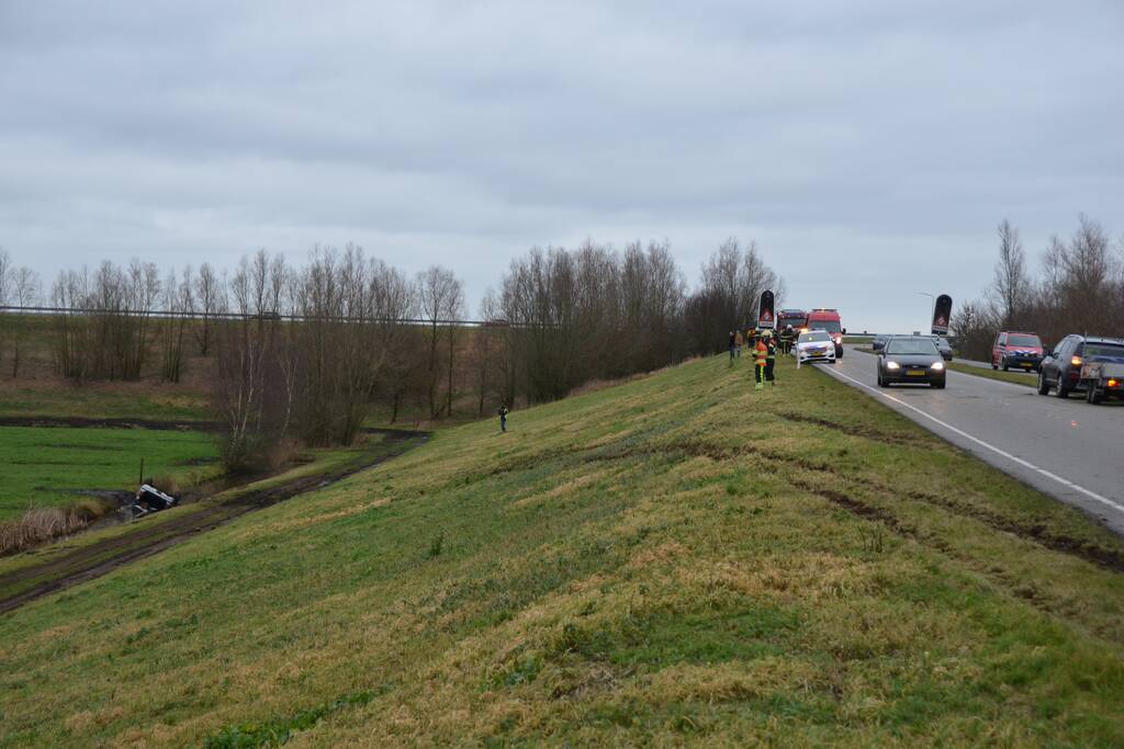 Auto belandt op de kop in een sloot na een uitwijkmanoeuvre
