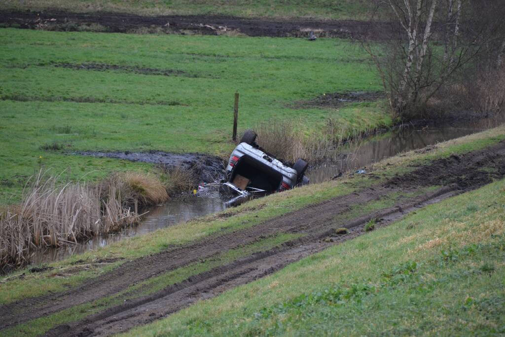Auto belandt op de kop in een sloot na een uitwijkmanoeuvre