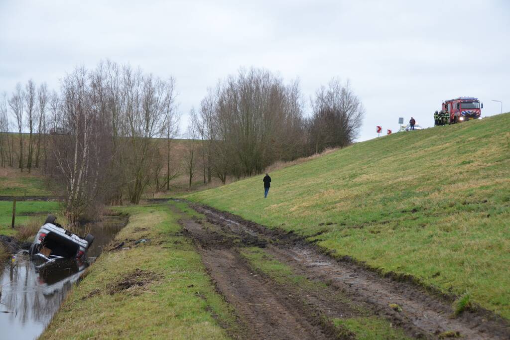 Auto belandt op de kop in een sloot na een uitwijkmanoeuvre