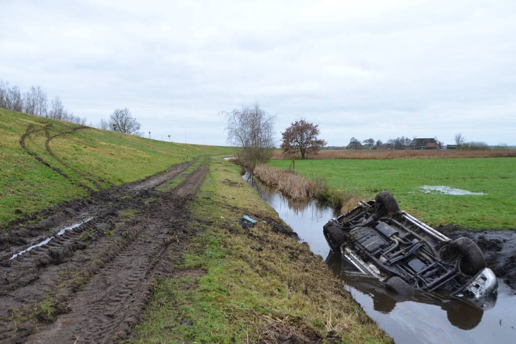 Auto belandt op de kop in een sloot na een uitwijkmanoeuvre