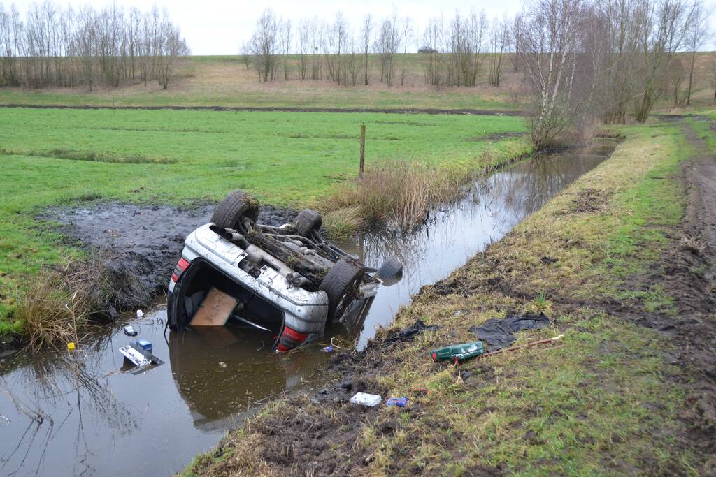 Auto belandt op de kop in een sloot na een uitwijkmanoeuvre