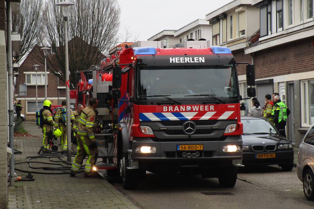 Brandweer blust brandende oven