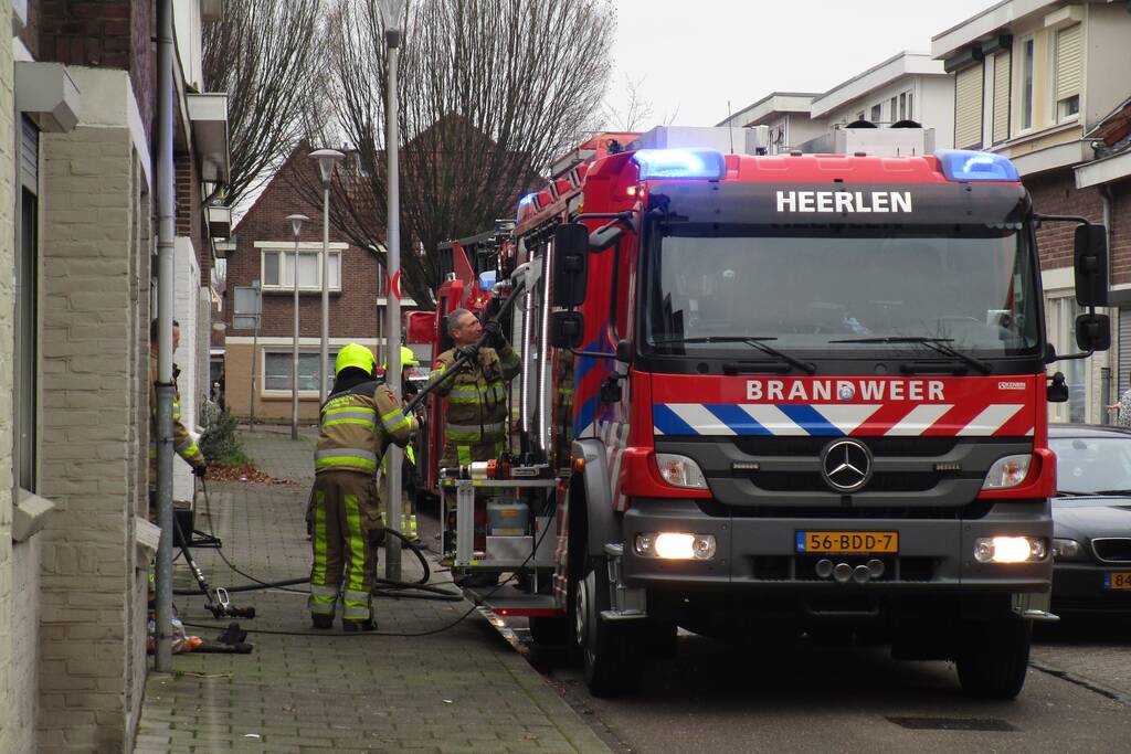 Brandweer blust brandende oven
