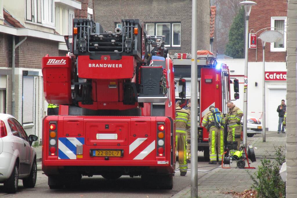 Brandweer blust brandende oven