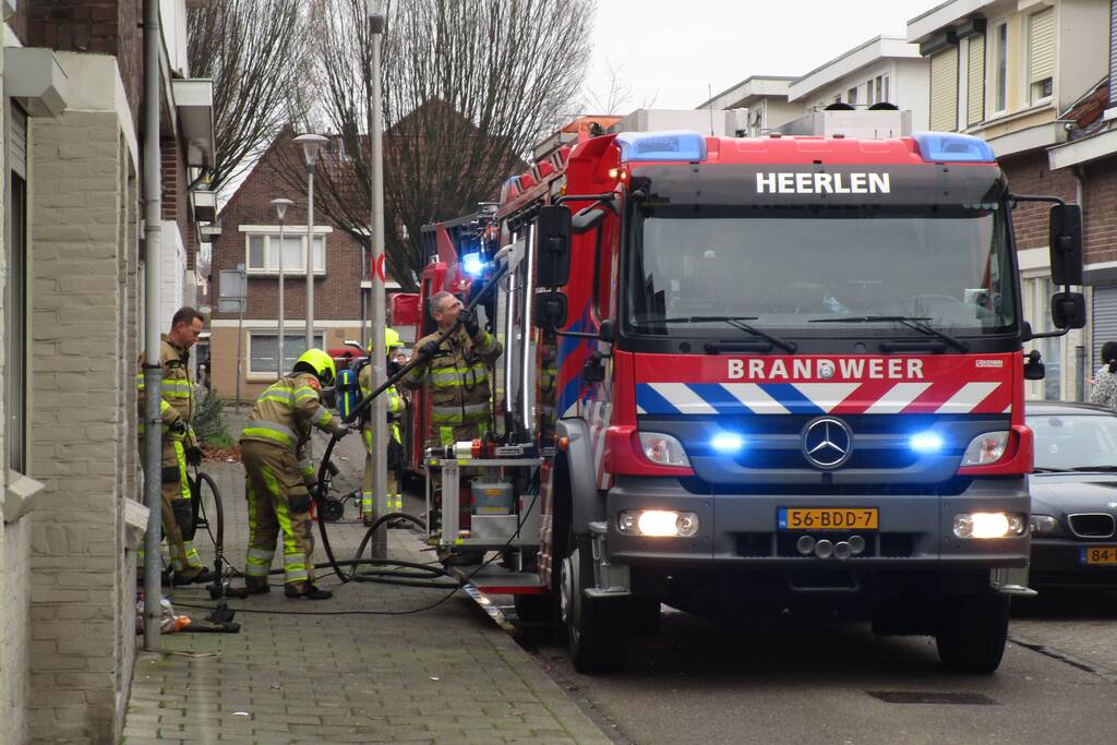 Brandweer blust brandende oven